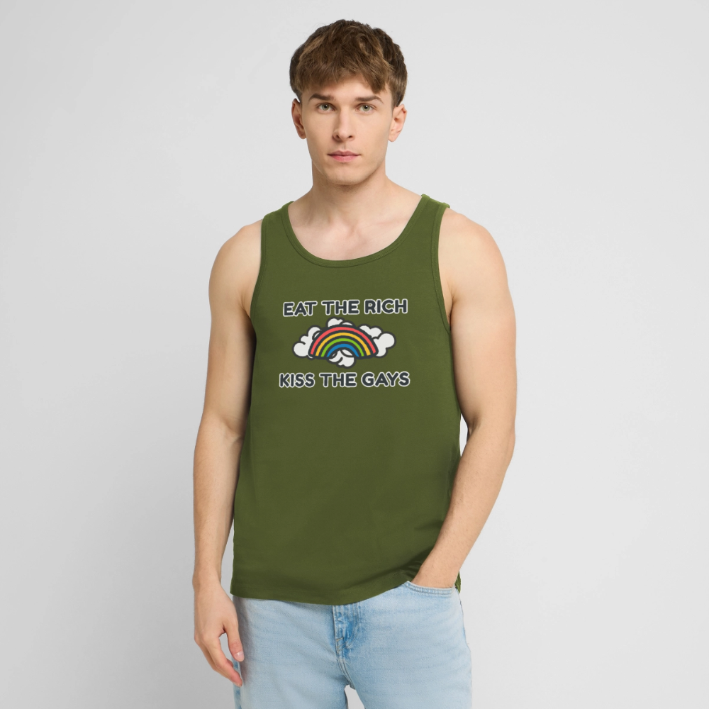 Das khakifarbene Tank Top wird von einem Model getragen und rückt das Design „Eat The Rich Kiss The Gays“ in den Fokus. Luftig und provokant zugleich, perfekt für queeren Aktivismus im Sommer.