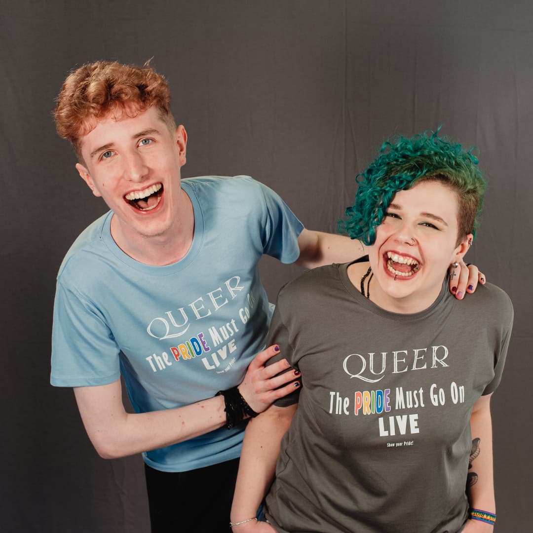 PRIDE Must Go On T-Shirt Germany Tour 2025 (weiße Schrift) - PrideMerch.de - Team Behinderte im Queer Cities e.V.
