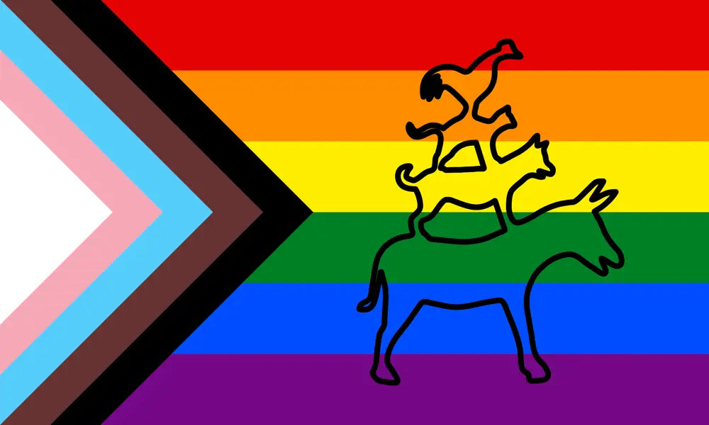 Digitale Grafik der exklusiven Progress Pride Flagge. Über den Regenbogenstreifen und dem Chevron ist die schwarze Silhouette der Bremer Stadtmusikanten – Esel, Hund, Katze und Hahn – zentriert abgebildet.