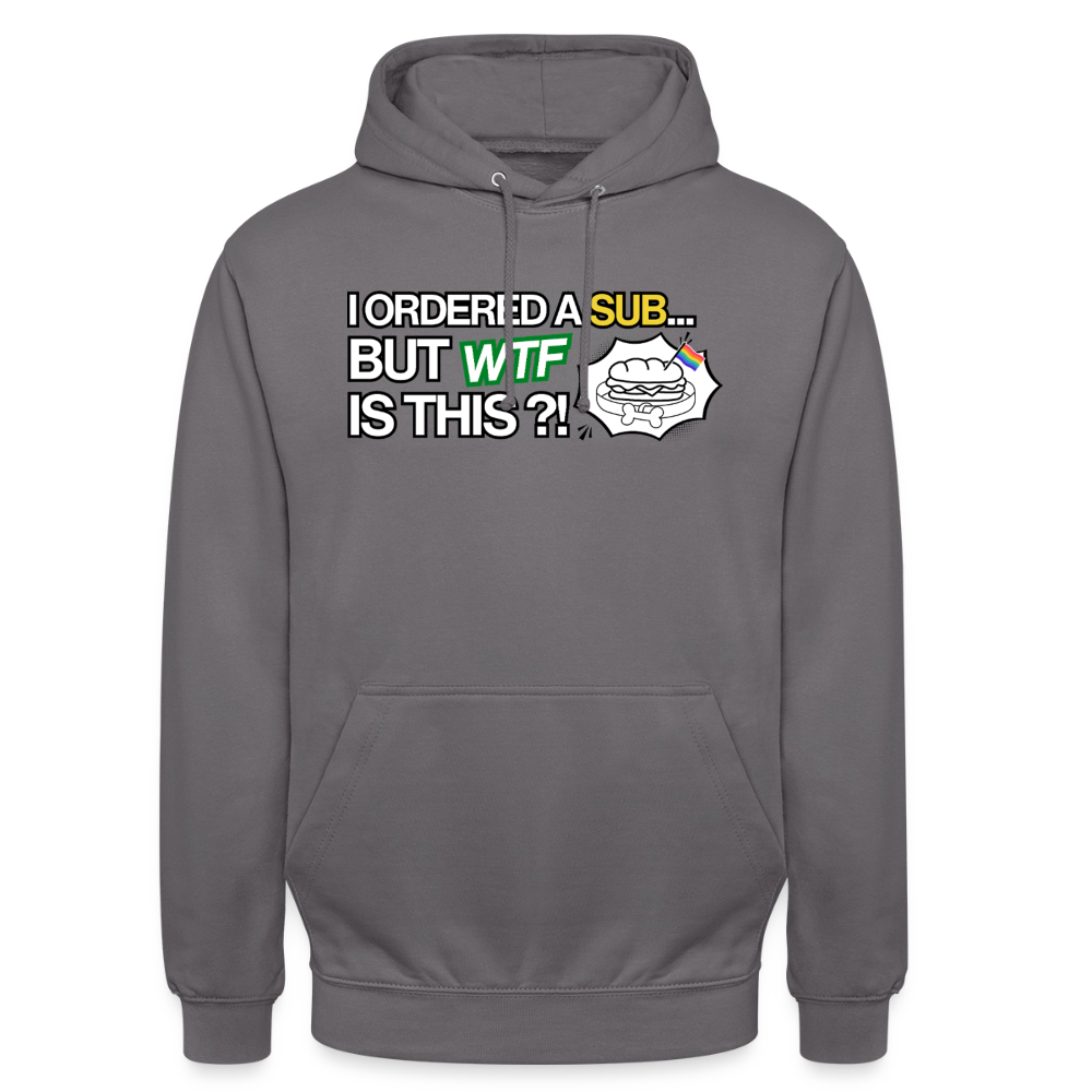 Klassisch mittelgrauer Kapuzenpulli als freigestelltes Produkt-Mockup für den Webshop. Die zentrierte Typografie in Kombination mit dem humoristischen Hundeohren-Sandwich verleiht der bequemen Streetwear eine queere Relevanz.