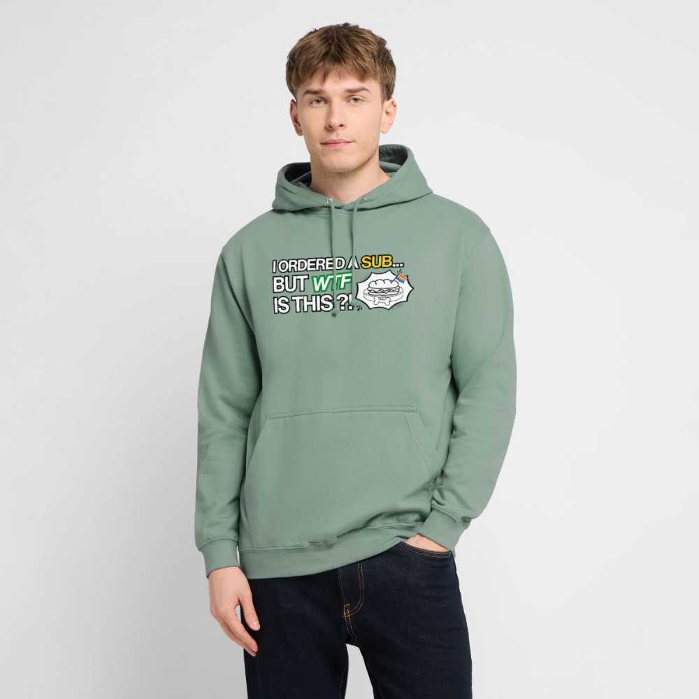 Präsentation des graugrünen Kapuzenpullovers von PrideMerch an einem männlichen Modell. Die farbenfrohe Grafik mitsamt dem Welpenohren-Sandwich rückt den schamlosen Fetisch-Humor unübersehbar ins Rampenlicht.