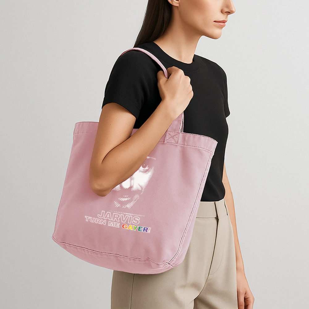 Präsentation der rosafarbenen Tote Bag am Model. Die Kombination aus lässigem Vintage-Look, weißer Grafik und regenbogenfarbenem Text feiert queere Identität mit einem Augenzwinkern.