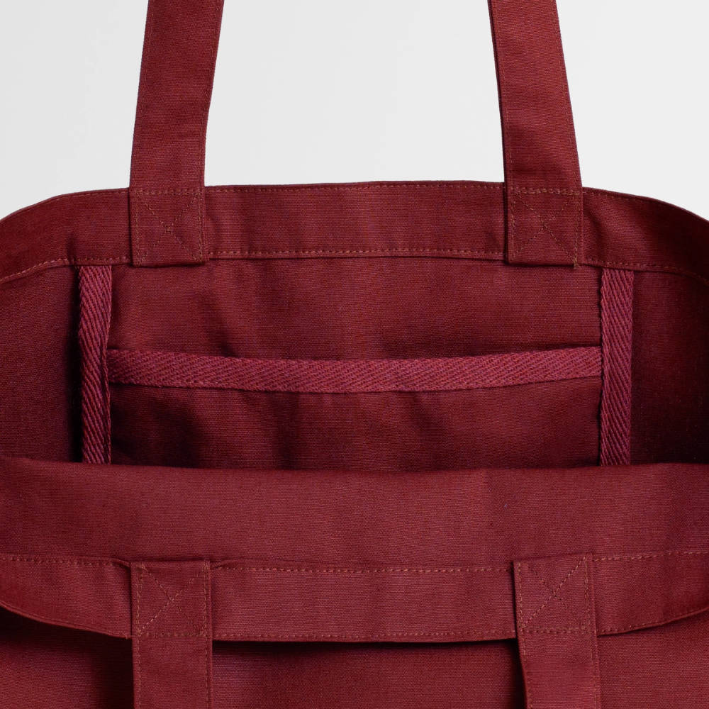 Blick in die burgunderrote Canvas Tote Bag: Die kleine Innentasche bietet sicheren Platz für Handy und Schlüssel