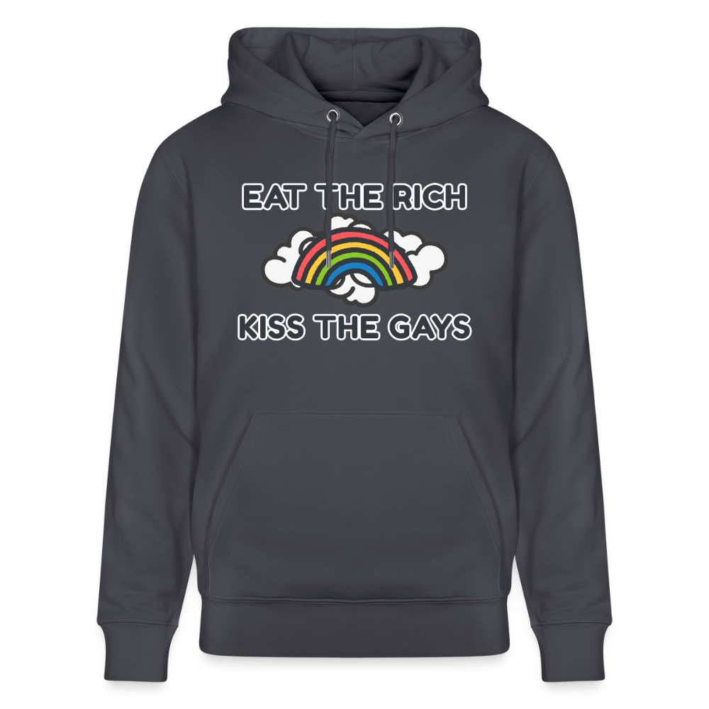 Der indigoblaue Pullover trägt stolz den zentrierten Schriftzug „Eat The Rich Kiss The Gays“. Zwischen den Textzeilen sorgt ein bunter Regenbogen für maximale Sichtbarkeit in der Community.