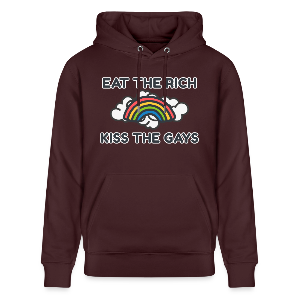 Kräftiges Maroon trifft auf die fette Typografie „Eat The Rich Kiss The Gays“. Freigestellter Hoodie, bei dem weiche Wolken und ein Regenbogen das politische Statement optisch unterstreichen.
