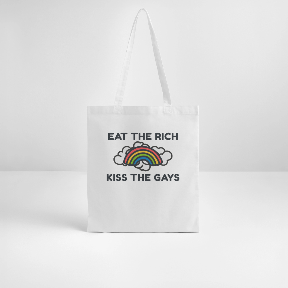 Weißer Stoffbeutel, aufgestellt in einem cleanen Studio-Set, bedruckt mit „Eat The Rich Kiss The Gays“. Das farbenfrohe Regenbogen-Motiv verbindet harte politische Ansage mit queerer Leichtigkeit.
