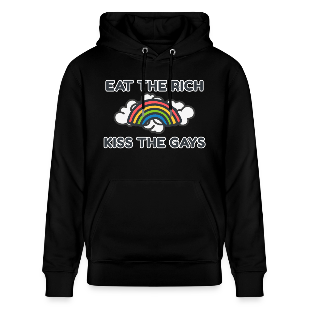 Auf dem schwarzen Hoodie leuchtet die Typografie „Eat The Rich Kiss The Gays“ besonders stark. Der knallige Regenbogen in der Mitte setzt ein unmissverständliches Zeichen für queeren Stolz.