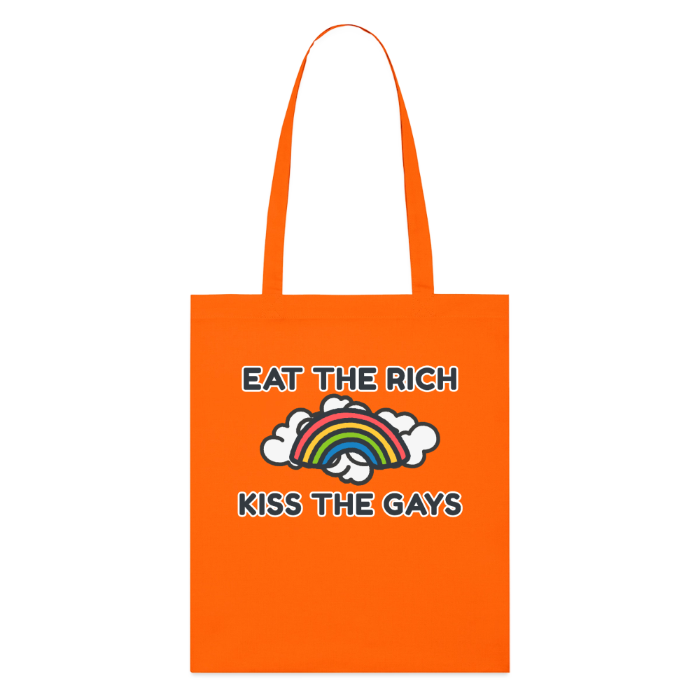 Knalliges Tieforange trifft auf das radikale Statement „Eat The Rich Kiss The Gays“. Freigestellte Tragetasche, bei der ein farbiger Regenbogen für maximale Aufmerksamkeit in der queeren Szene sorgt.