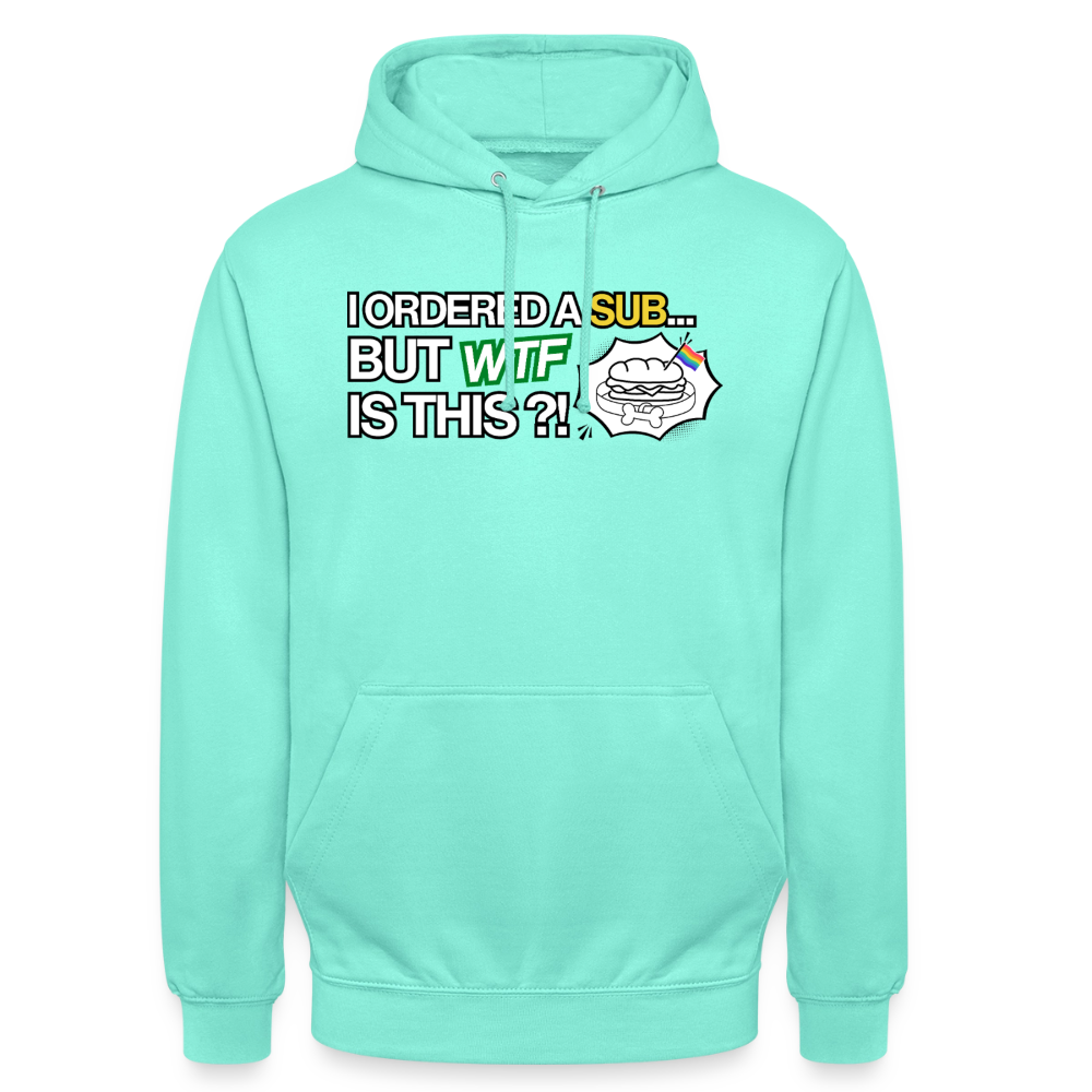 Das pastellfarbene Mint-Grün dieses freigestellten Hoodies verpasst dem kinky Puppy-Play-Spruch einen unerwartet soften Look. Eine ideale Kombination aus subkultureller Punchline und modischer Leichtigkeit.