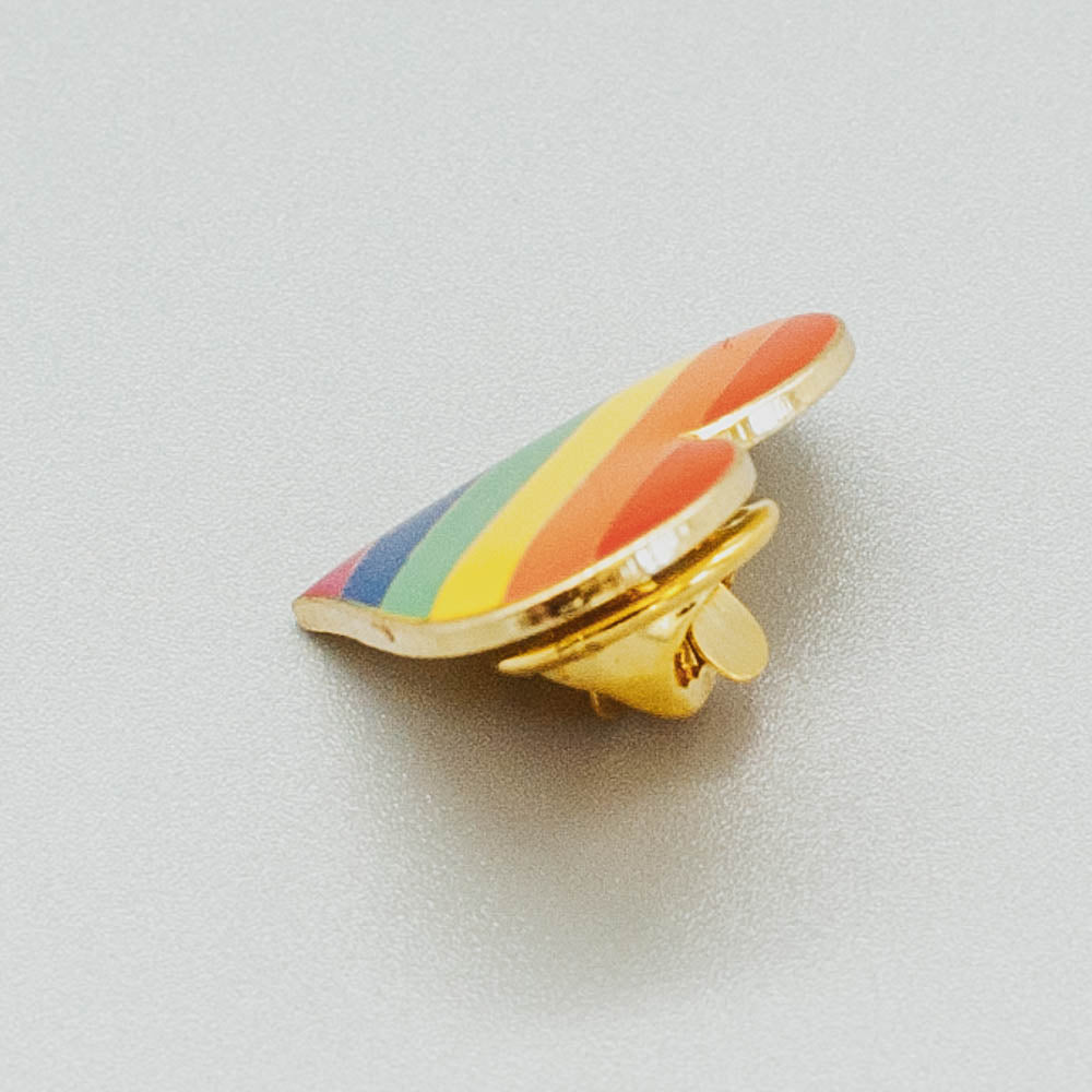 Rainbow Herz Pride-Pin / Regenbogen-Herz-Anstecker - PrideMerch.de - Team Behinderte im Queer Cities e.V.