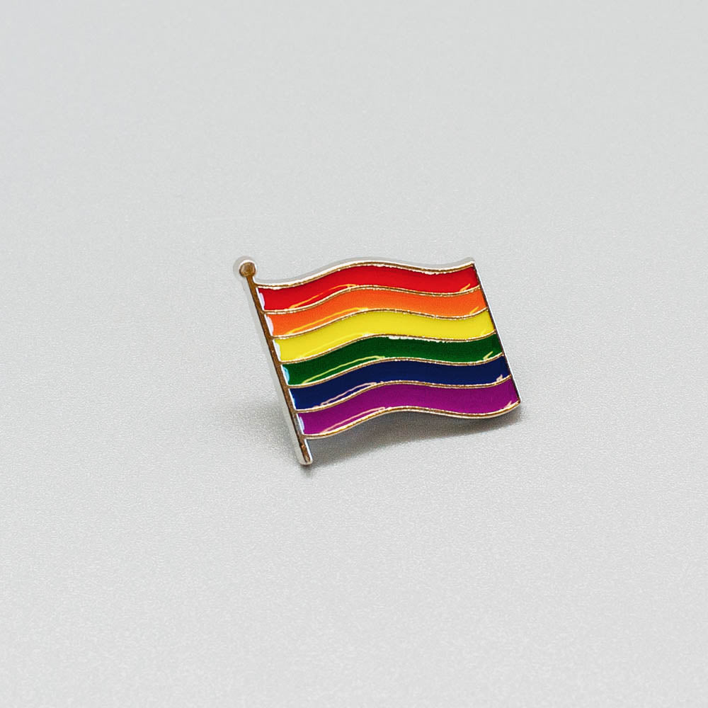 Rainbow Flag Pride-Pin / Regenbogen-Flagge-Anstecker - PrideMerch.de - Team Behinderte im Queer Cities e.V.