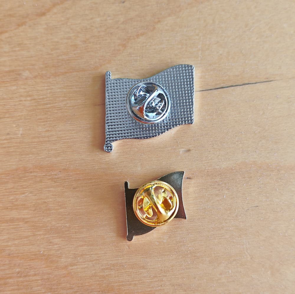 Rainbow Flag Pride-Pin / Regenbogen-Flagge-Anstecker - PrideMerch.de - Team Behinderte im Queer Cities e.V.