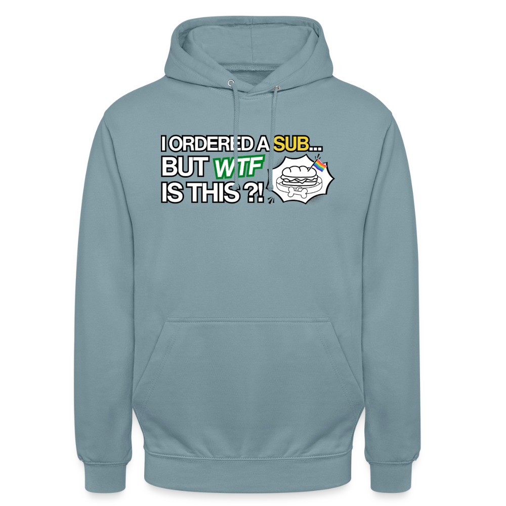 Freigestellter Kapuzenpullover im rauchigen Nebelblau mit dem viralen Puppy-Play- und Furry-Meme. Das bunte Design zeigt zwei aus einem Sandwich ragende Hundeohren vor einem quergestreiften Regenbogen-Hintergrund.