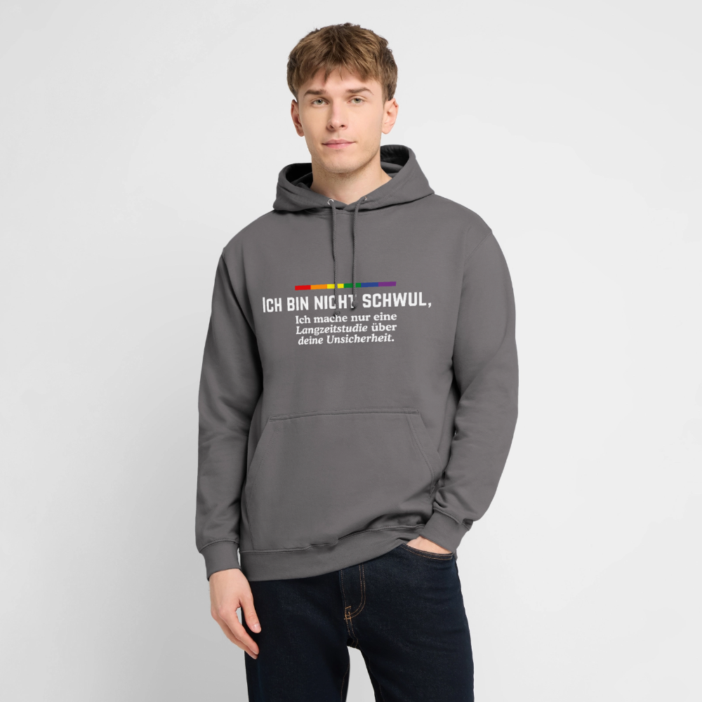 Ein Model im mittelgrauen Hoodie kontert toxische Männlichkeit. Auf der Brust steht in weiß: „ICH BIN NICHT SCHWUL, Ich mache nur eine Langzeitstudie über deine Unsicherheit.“ Ein Pride-Strich thront über dem Text.