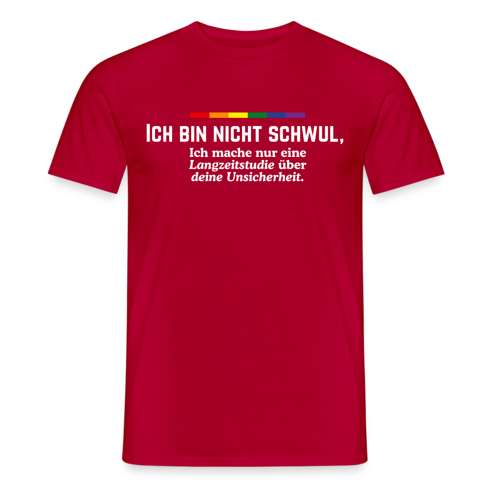 Echte Signalfarbe für eine klare LGBTQ-Haltung. Auf dem knallroten Stoff sticht der Spruch „ICH BIN NICHT SCHWUL, Ich mache nur eine Langzeitstudie über deine Unsicherheit.“ mitsamt Regenbogen-Akzent sofort ins Auge.