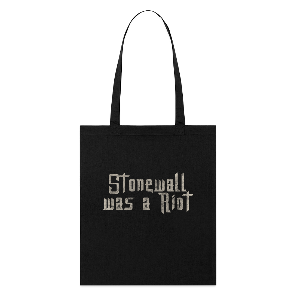 Maximaler Kontrast auf schwarzem Stoff: Der hellgraue, im Used-Look gehaltene Schriftzug „Stonewall was a Riot“ sticht auf diesem freigestellten Beutel extrem prägnant und ungeschönt hervor.