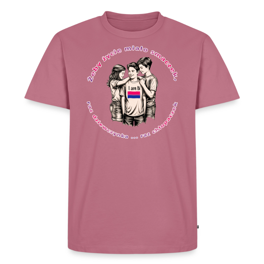 Freigestelltes T-Shirt in Mauve mit einer handgezeichneten Skizze dreier Personen. Die zentrale Figur trägt ein „I am Bi“-Shirt mit Flagge, umrahmt von der pinkfarbenen polnischen Typografie „Żeby życie miało smaczek“.