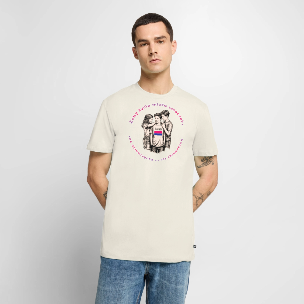 Präsentation des naturweißen Pride-Shirts an einem Model. Die detaillierte Grafik der drei sich umarmenden Personen und die Bisosexuellen-Flagge auf dem Shirt der mittleren Figur stehen für echte Sichtbarkeit.