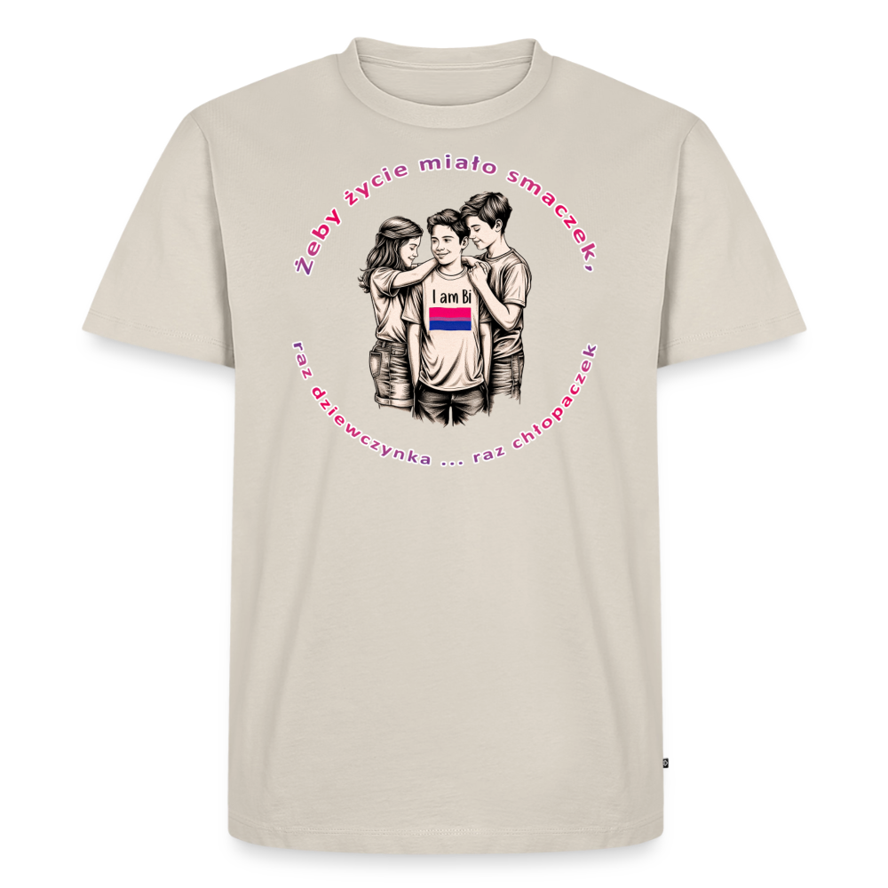 Freigestelltes beige-farbenes T-Shirt mit der Skizze einer bisexuellen Person und ihren Freund*innen. Der polnische Kult-Spruch über die „Würze des Lebens“ rahmt das Motiv in auffälligem Pink ein.