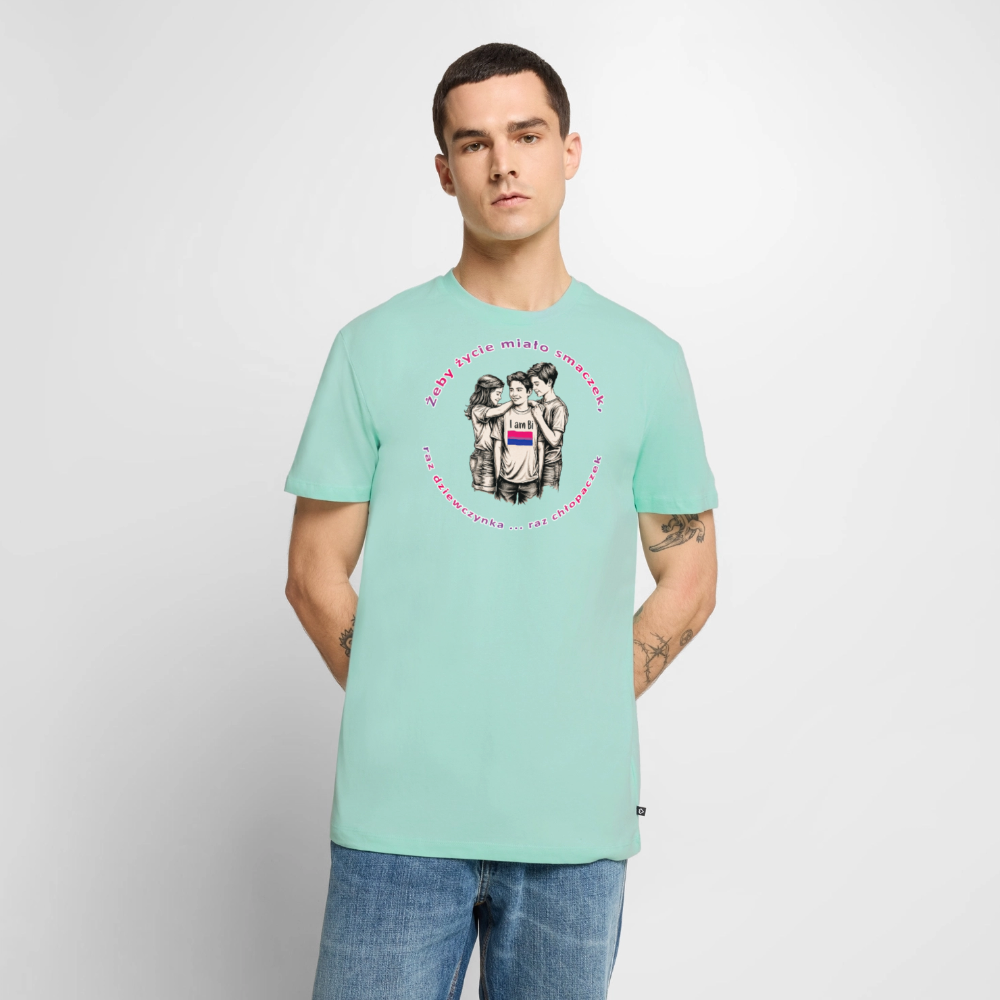 Ein männliches Model präsentiert das T-Shirt in Mint. Das zentrale Motiv mit der Bisosexuellen-Flagge und dem polnischen Spruch „Żeby życie miało smaczek“ ist gut sichtbar und kombiniert queeren Humor mit künstlerischem Design.