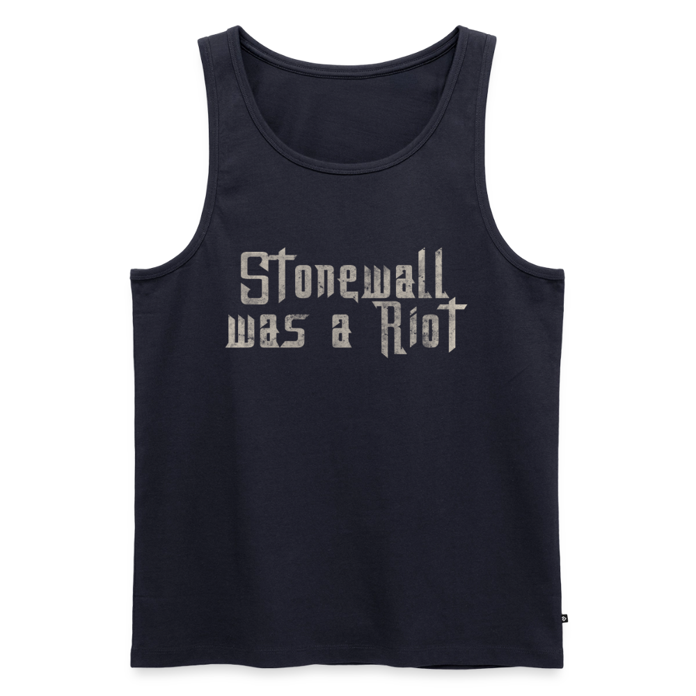 Das dunkelblaue (Navy) Tank Top zeigt die historische Forderung „Stonewall was a Riot“. Freigestellt vor transparentem Grund, kommt die verwitterte Textur der hellen Buchstaben besonders kraftvoll zur Geltung.