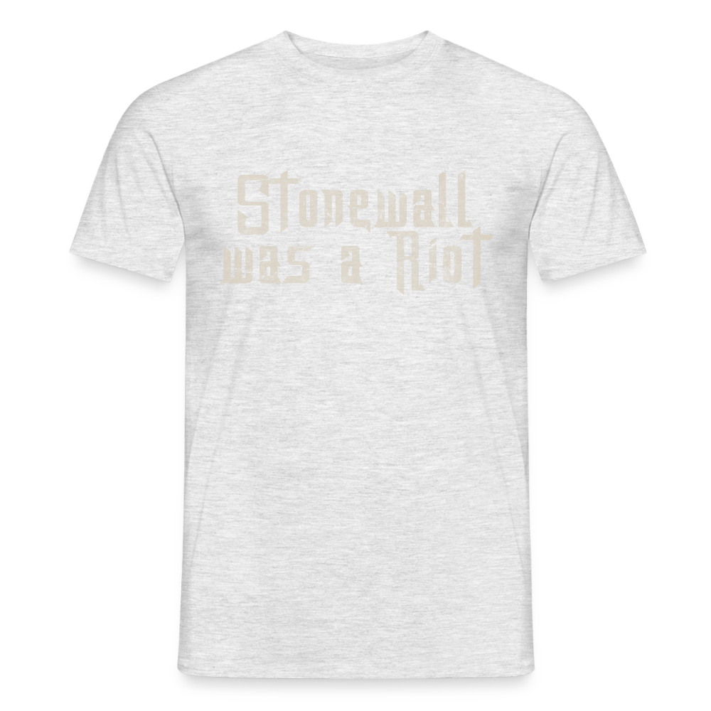 Das grau melierte T-Shirt zeigt die Botschaft „Stonewall was a Riot“ in heller Stencil-Schrift. Die raue Textur harmoniert perfekt mit der melierten Optik des Stoffes.