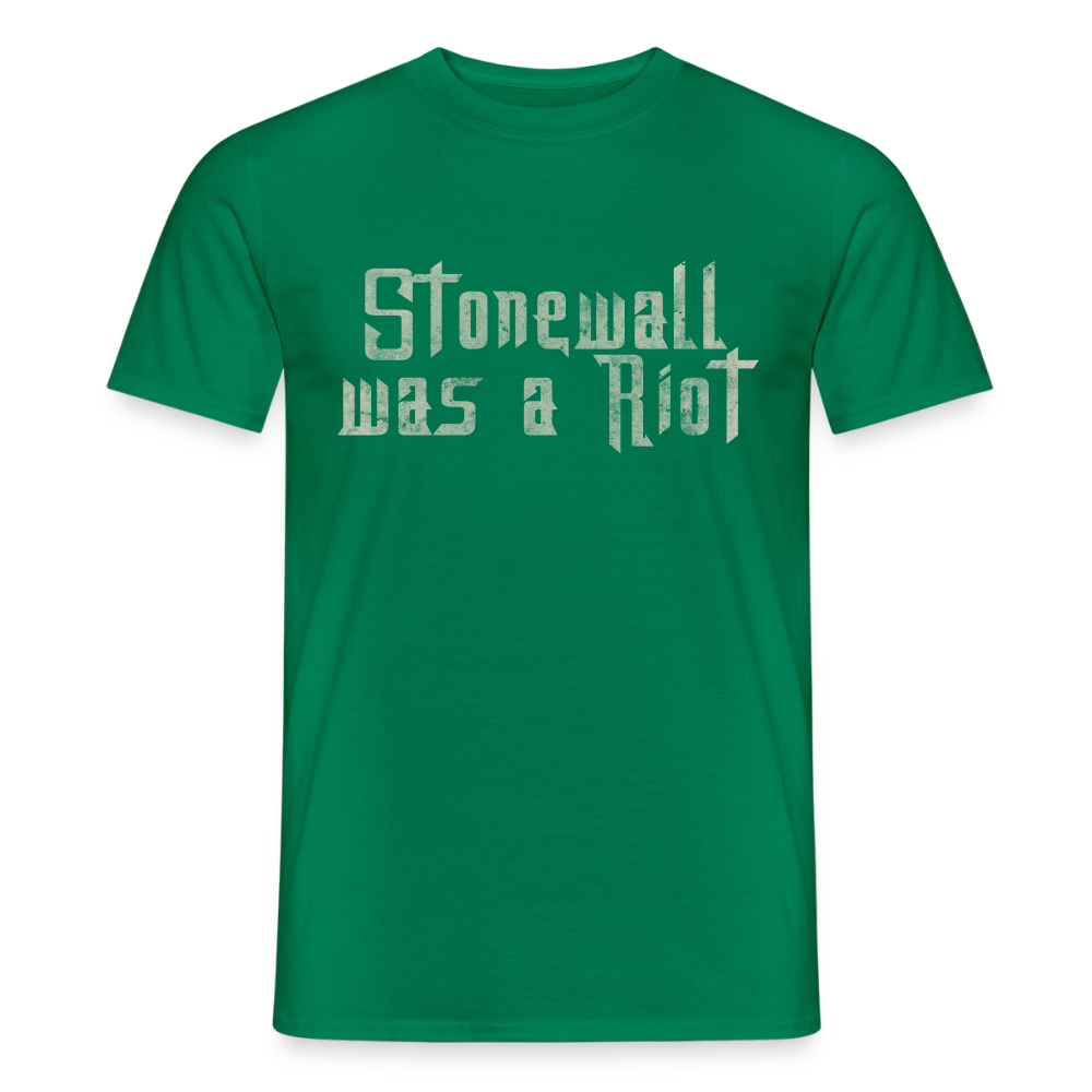 Freigestelltes Shirt in Kelly Green. Der helle Schriftzug „Stonewall was a Riot“ im Used-Look verbindet die auffällige Farbe mit einer tiefgehenden historischen Botschaft.