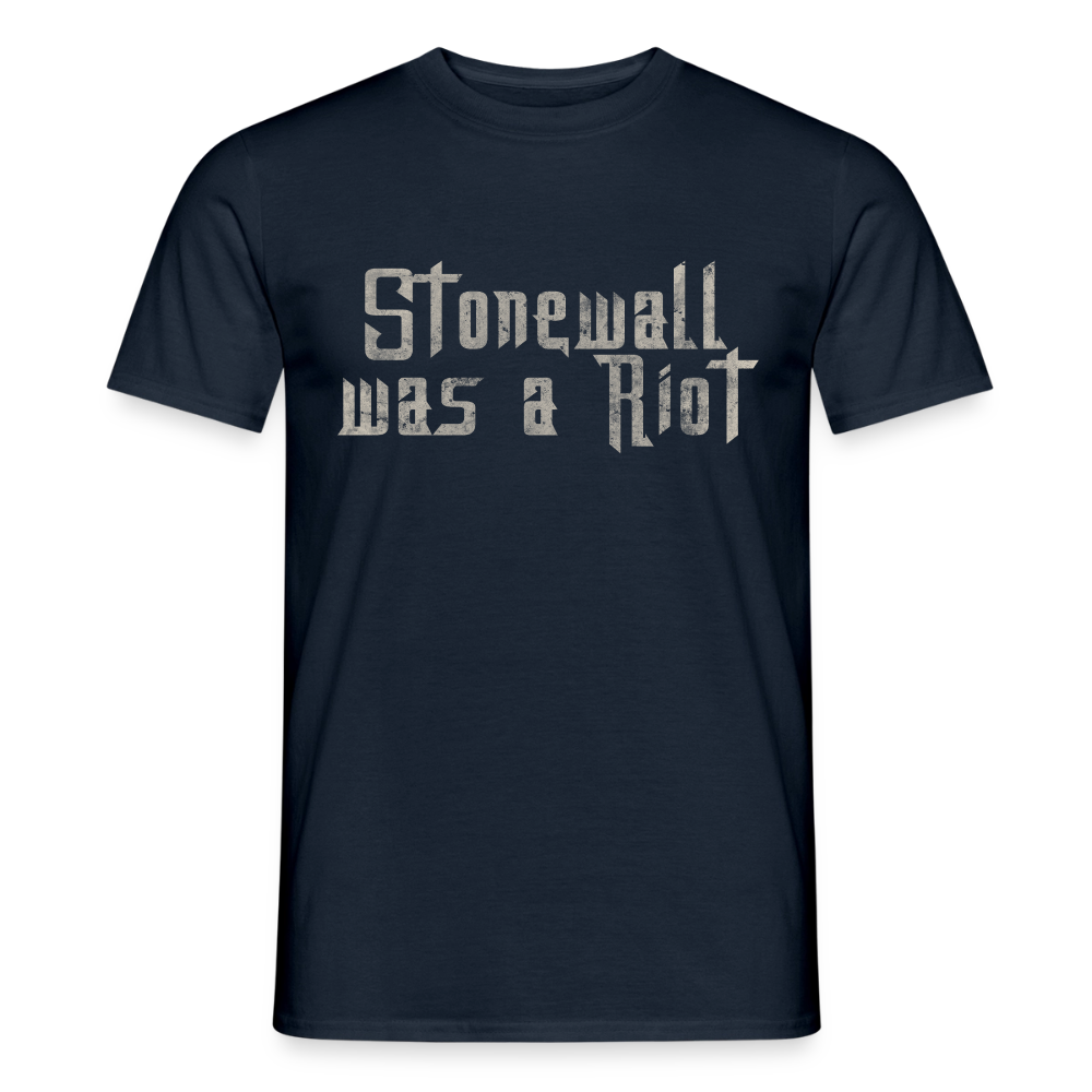 Dunkelblaues (Navy) T-Shirt mit dem PrideLAB-Motiv „Stonewall was a Riot“. Der verwitterte Druck im Stencil-Stil setzt ein klares Zeichen für queere Geschichte.