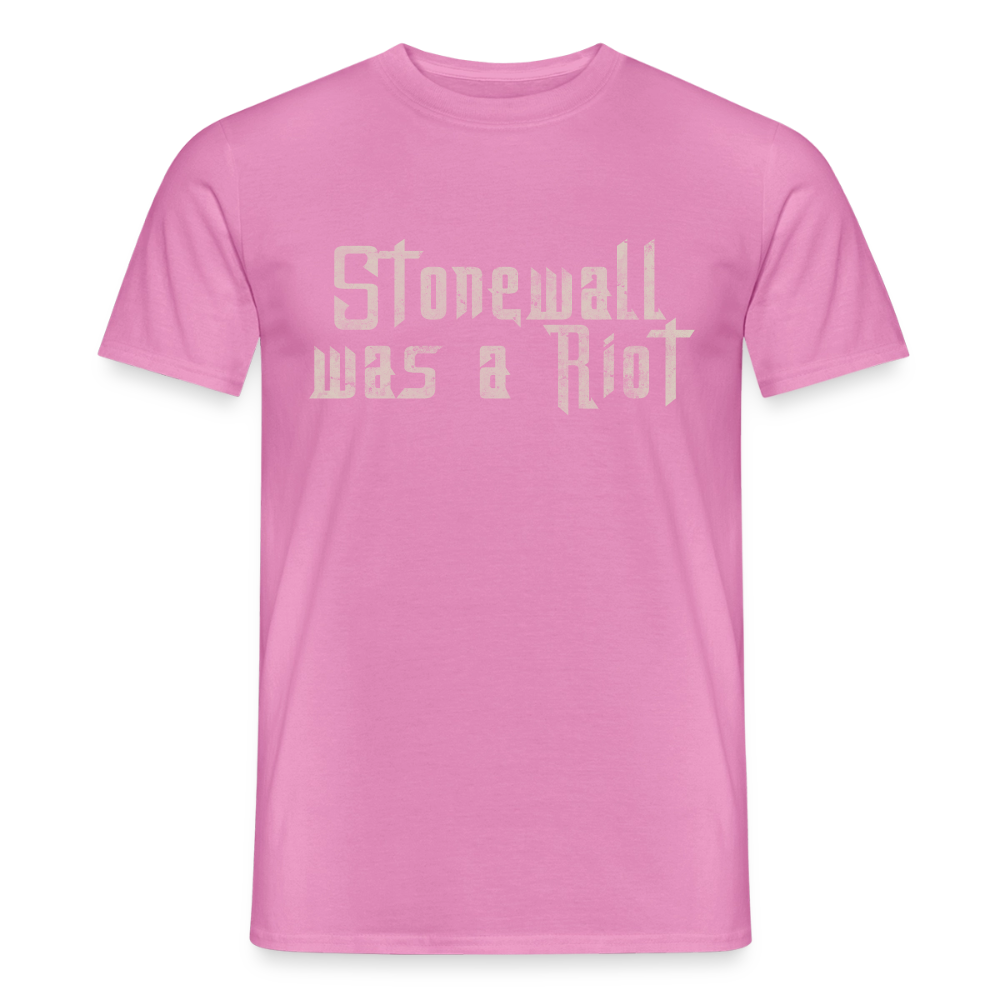 Das pinke T-Shirt trägt die Botschaft „Stonewall was a Riot“ in markanter Stencil-Optik. Die Used-Look-Textur unterstreicht den rebellischen Charakter des PrideLAB-Designs.
