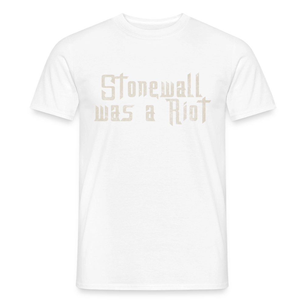 Weißes T-Shirt mit grau-weißem Stencil-Druck „Stonewall was a Riot“. Die dezente Farbkombination betont die haptische Used-Look-Struktur der revolutionären Typografie.