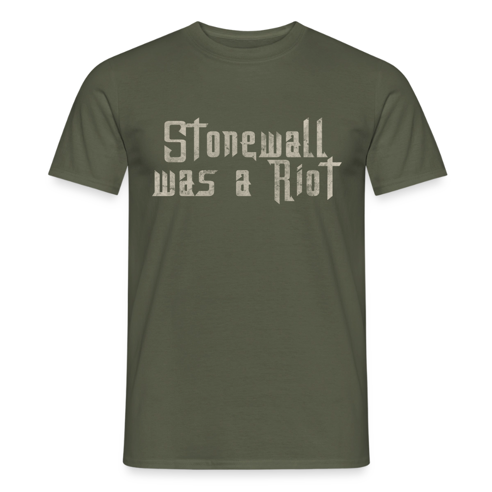 Freigestelltes T-Shirt in Militärgrün mit dem historischen Motiv „Stonewall was a Riot“. Die raue Typografie im Stencil-Stil unterstreicht den aktivistischen Charakter des PrideLAB-Designs.