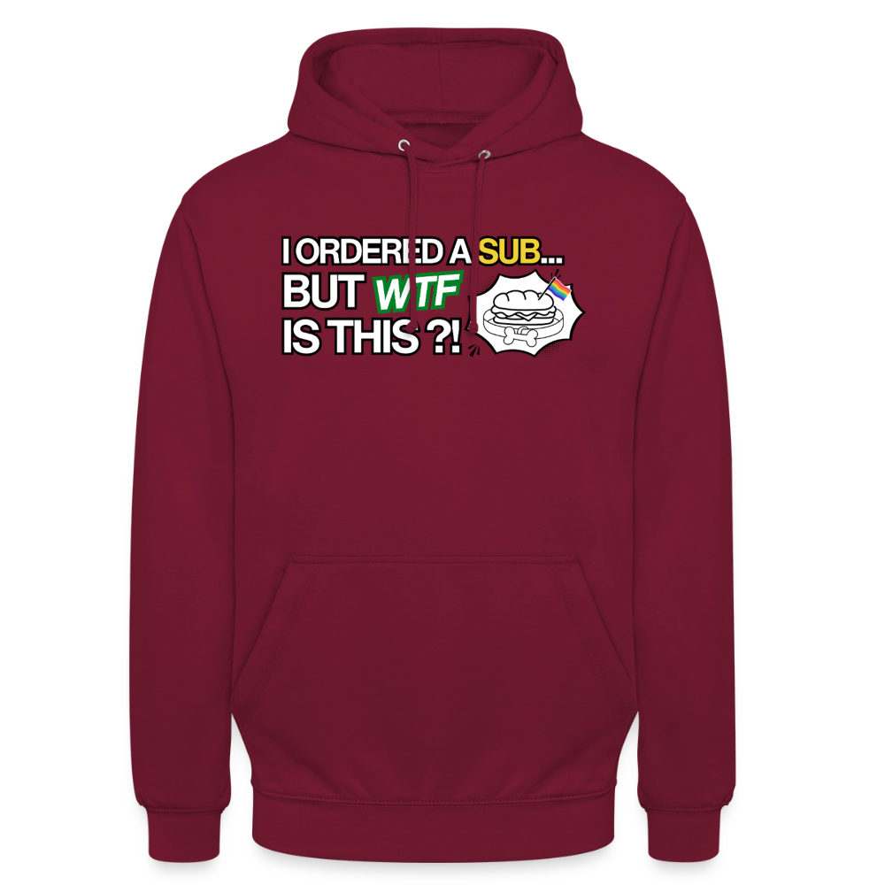 Weinroter Kapuzenpullover in flacher Produktansicht als sauberer Freisteller. Die weiche Baumwolle bildet die perfekte Bühne für das kontrastreiche Regenbogen-Meme, welches BDSM-Sichtbarkeit selbstbewusst feiert.