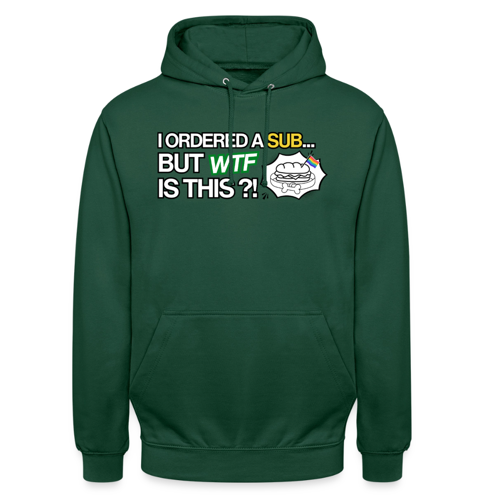 Ein tiefgrüner Kapuzenpullover im flaschengrünen Farbton, sauber freigestellt auf transparent. Das farbintensive Motiv sticht aus dem dunklen Stoffgewebe drastisch heraus und rückt das schlampige Hunde-Sandwich in den Fokus.