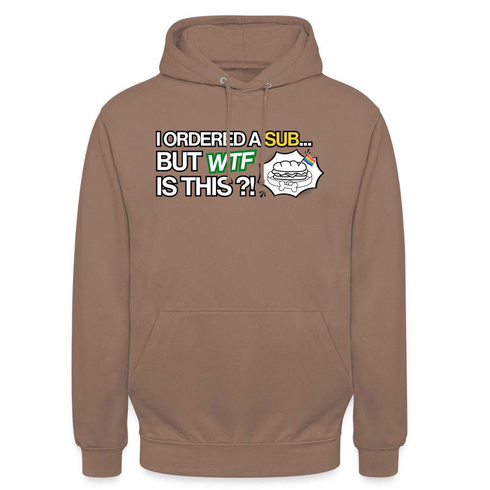 Das braune Mokka-Modell zeigt das zentrierte Logo von PrideLAB mit dem humorvollen Spruch „I ordered a sub but wtf is this“. Freigestellter Baumwoll-Hoodie auf transparentem Grund, perfekt für Liebhaber von kinky Humor.