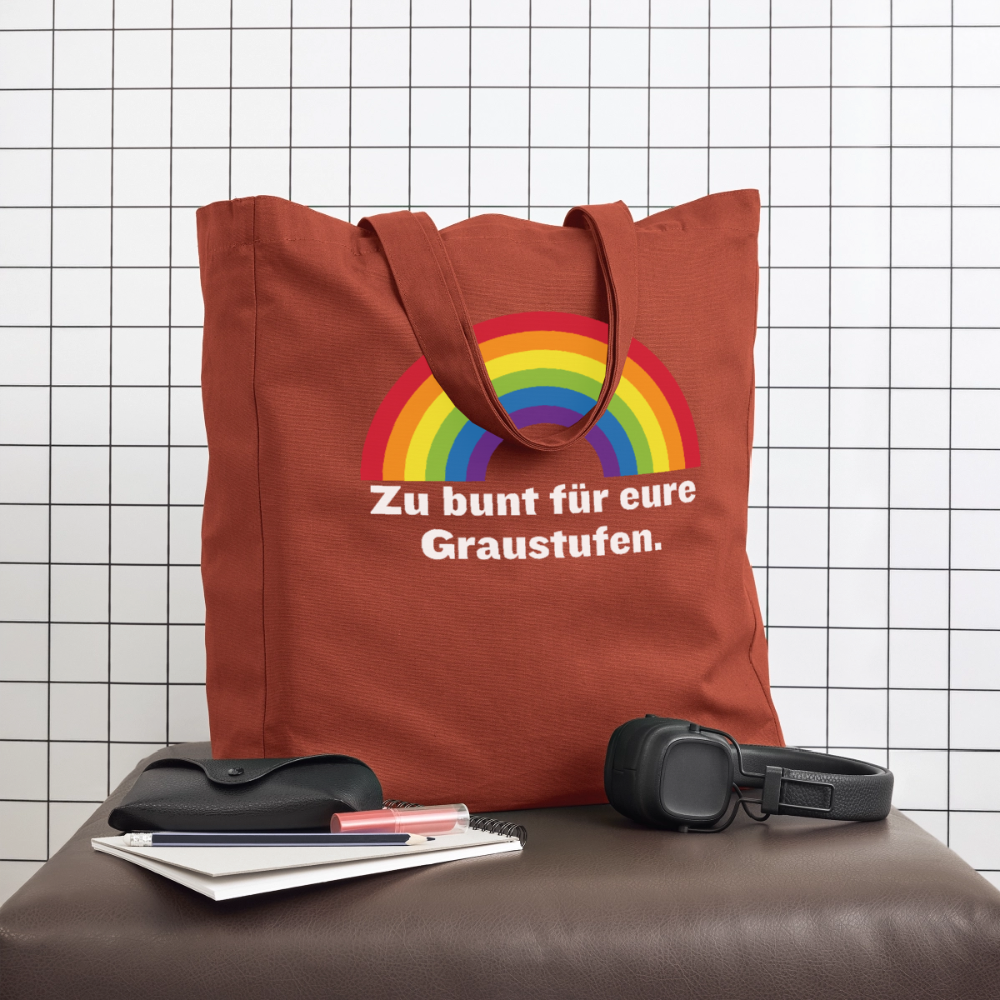 Terrakotta Tote Bag als Alltagsbegleiter, arrangiert auf einem Hocker vor hellem Fliesen-Hintergrund
