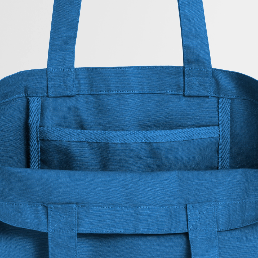 Blick in die hellblaue Tote Bag aus recycelter Baumwolle, inklusive praktischem Fach für Wertsachen