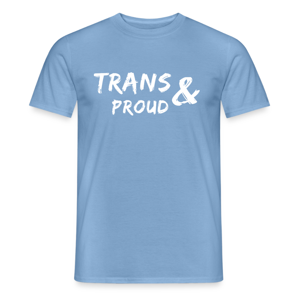 Hellblaues CSD-T-Shirt in der Nuance Carolina Blue auf transparentem Grund. Der sanfte Pastellton harmoniert perfekt mit den integrierten Grafikelementen der Transgender-Pride-Flagge unter dem weißen Schriftzug.