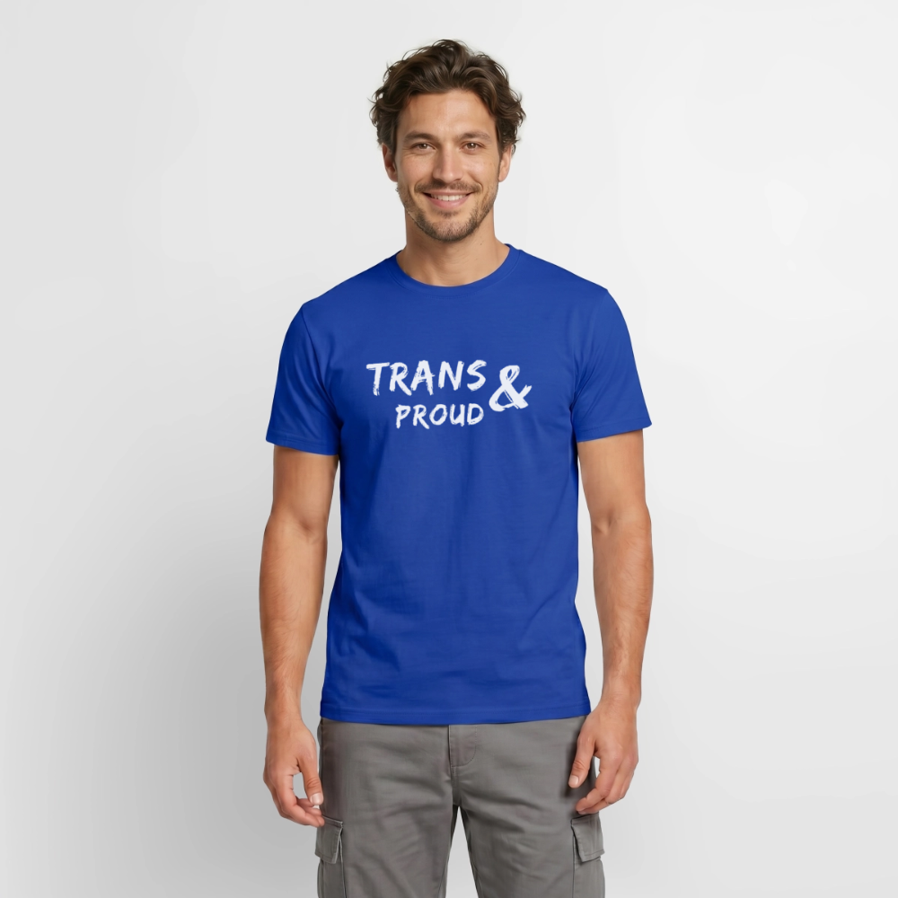 Nahaufnahme des Modells im dunkelblauen T-Shirt mit der Aufschrift „TRANS AND PROUD“. Ein solidarisches und klares Kleidungsstück, das für den alltäglichen Aktivismus sowie für CSD-Demonstrationen konzipiert ist.