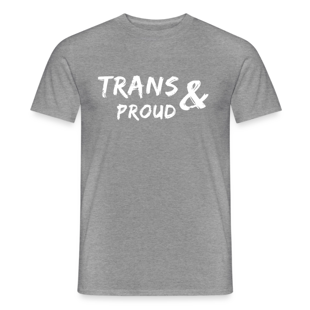 Strukturierter, graphit-melierter Freisteller des PrideLAB-Shirts. Die weiße Typografie „TRANS AND PROUD“ hebt sich zusammen mit den hellblau-rosa-weißen Flaggenstreifen deutlich von dem melierten Stoff ab.