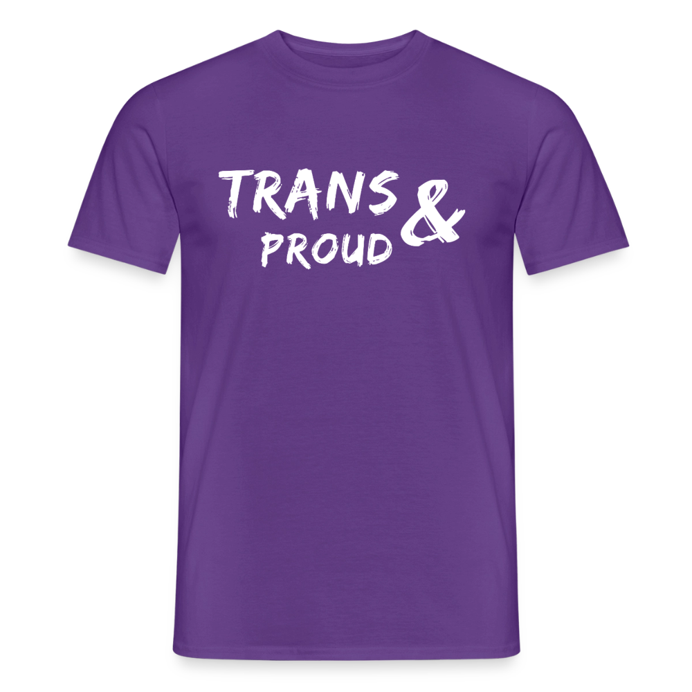 Violettes Pride-T-Shirt, sauber freigestellt für den Onlineshop. Die feinen Linien in Hellblau, Rosa und Weiß unterstreichen den Text und machen die Kernaussage zu einem stolzen Begleiter im Alltag.