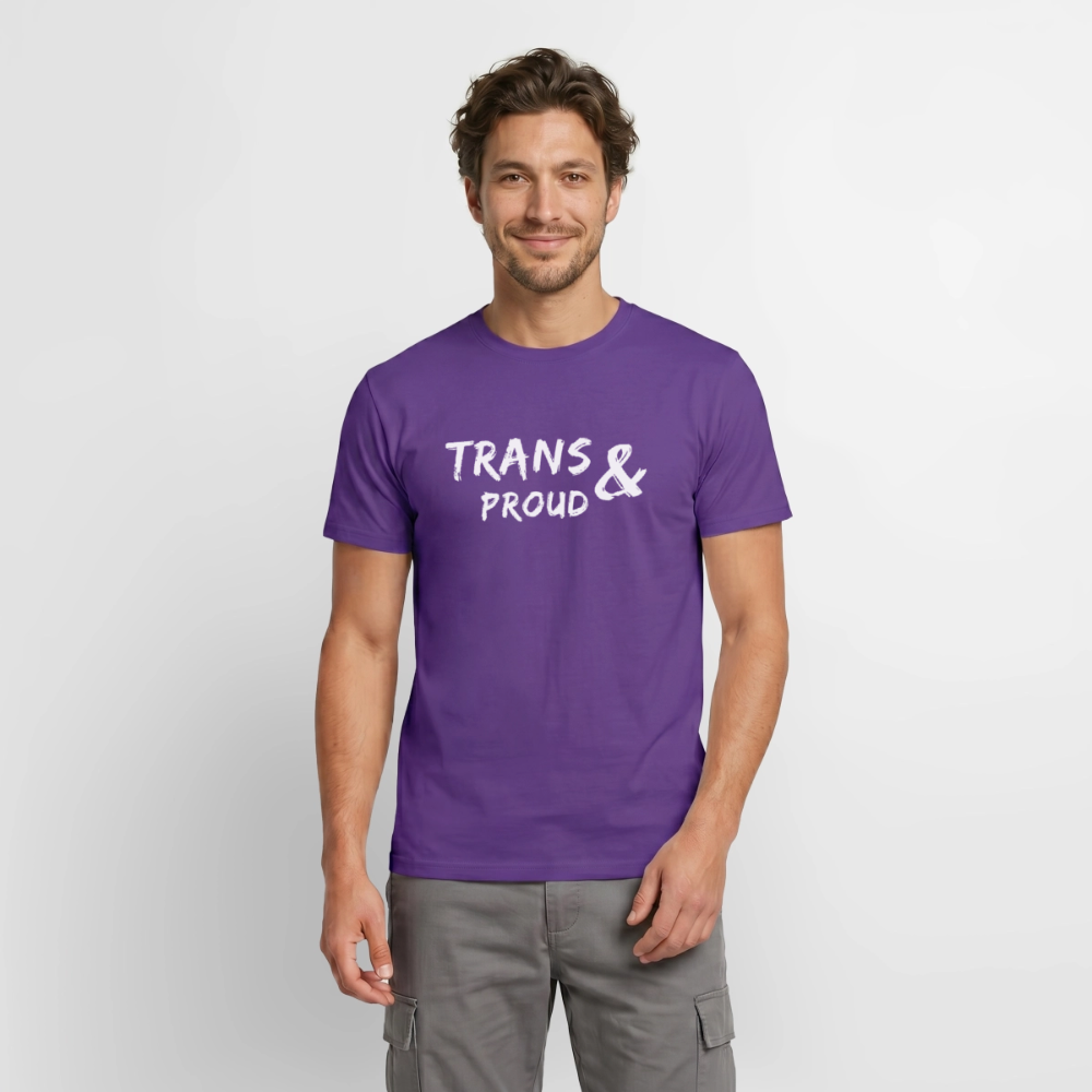Das violette T-Shirt mit dem minimalistischen Transgender-Pride-Print wird von dem Modell getragen. Diese visuelle Botschaft fordert uneingeschränkten Respekt und gleiche Rechte für trans und nicht-binäre Menschen.