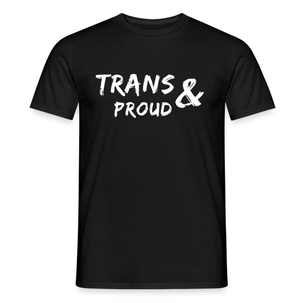Klassisch schwarzes Baumwoll-Shirt als sauberer Produkt-Freisteller. Die weiße Aufschrift „TRANS AND PROUD“ strahlt auf dem tiefschwarzen Hintergrund maximal und sorgt für eine unübersehbare politische Botschaft.
