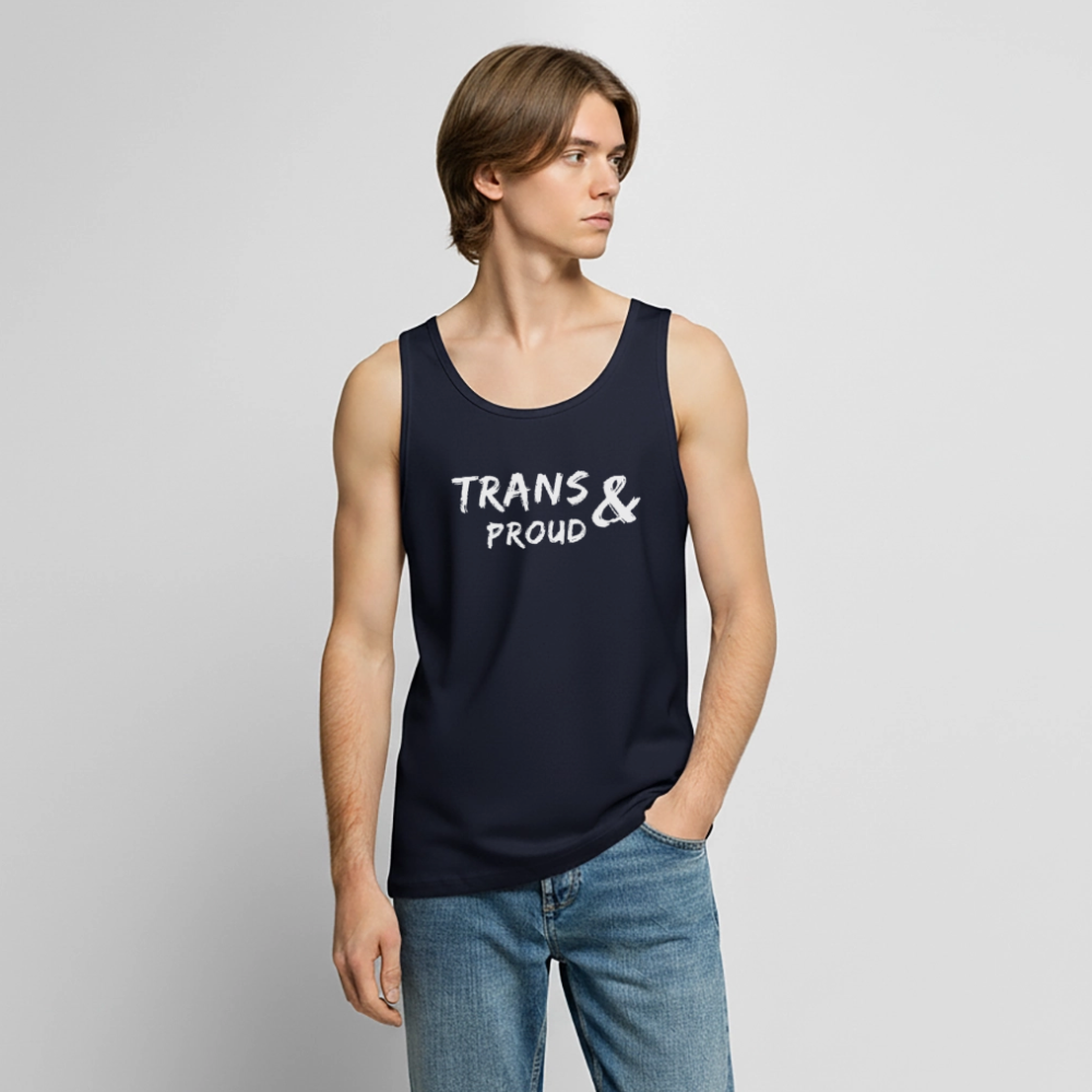 Ein Modell präsentiert das dunkelblaue „TRANS AND PROUD“ Tank Top in einer Studioaufnahme. Der minimalistische weiße Schriftzug und die drei feinen farbigen Streifen der Progress-Pride-Flanke setzen auf der Brust ein klares und unmissverständliches Zeichen für die LGBTIQ+-Gemeinschaft.