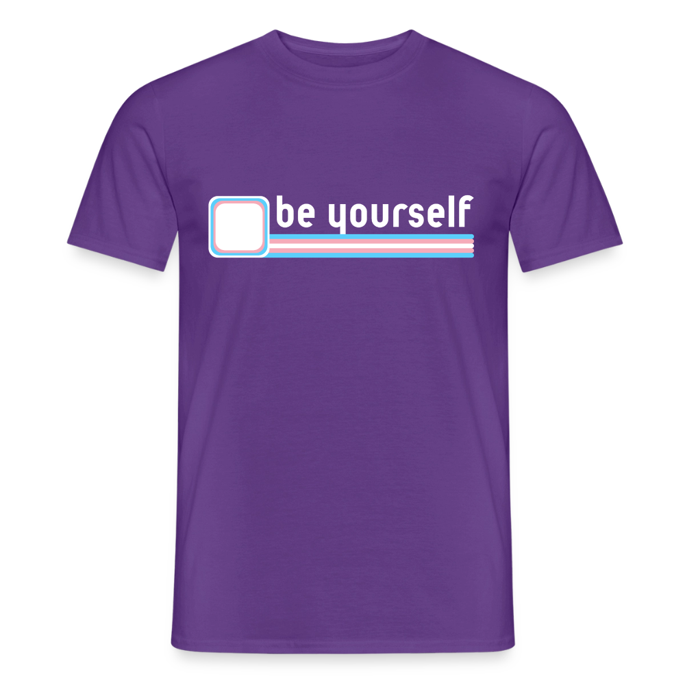 Freigestelltes lila T-Shirt mit dem minimalistischen weißen Schriftzug „be yourself". Eine waagerechte Linie und ein abgerundetes Quadrat in den Trans-Farben runden das klare Design ab.