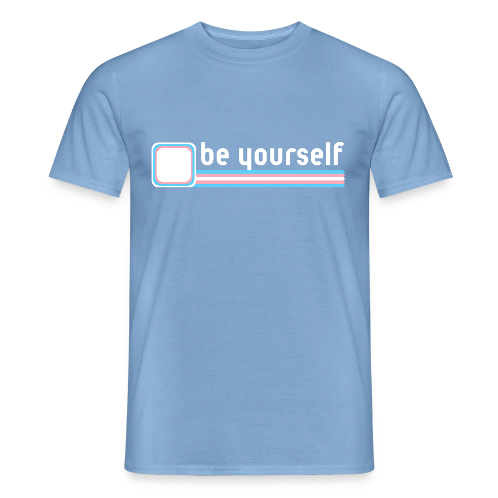 Freigestelltes hellblaues T-Shirt (Carolina Blue) mit dem starken Statement „be yourself". Die integrierten Trans-Farben harmonieren perfekt mit dem Stoff und fordern kompromisslose Sichtbarkeit.