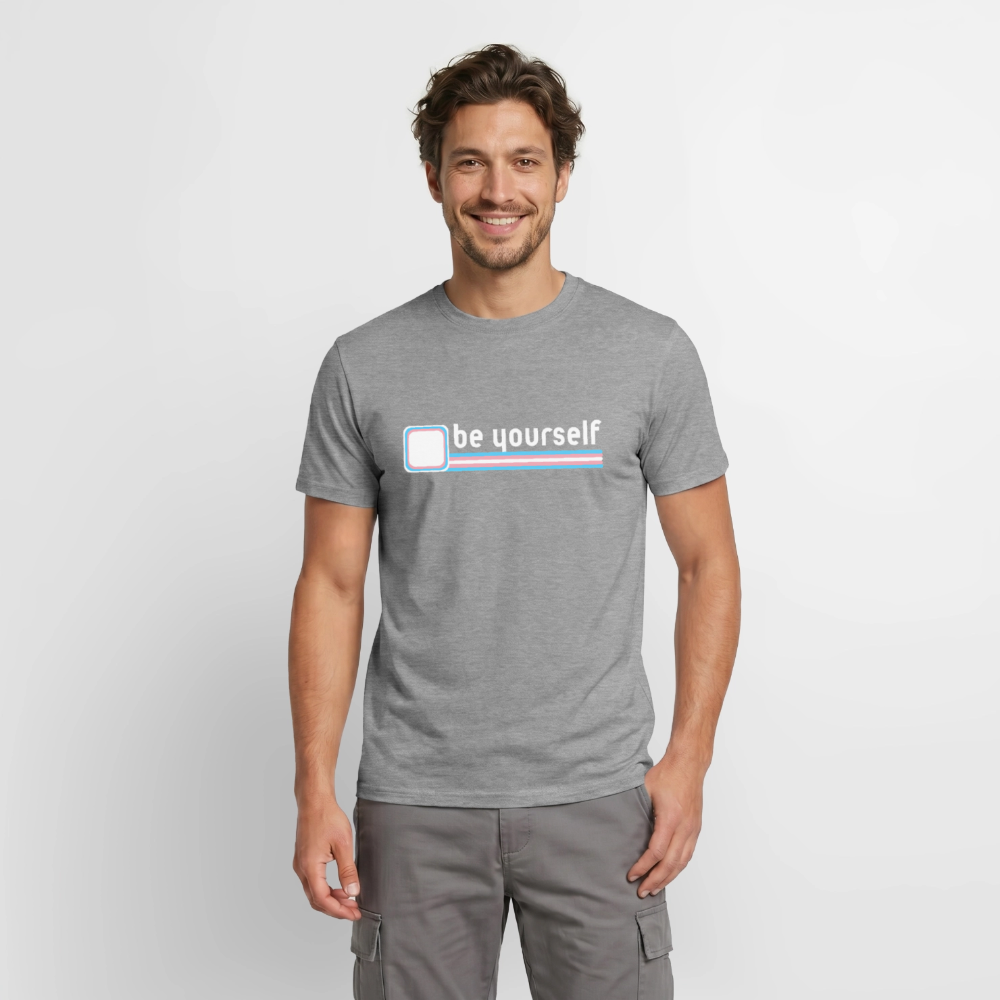 Ein Model präsentiert das graphit melierte T-Shirt mit dem minimalistischen Trans-Pride-Design. Die klaren Linien in Hellblau, Rosa und Weiß unterstreichen den mutigen Schriftzug „be yourself" im Alltag und auf der Demo.