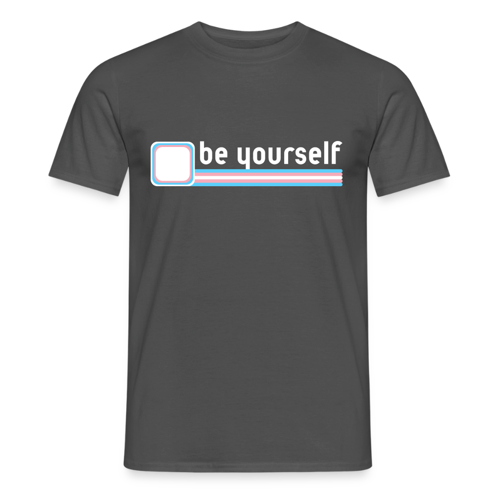 Das anthrazitfarbene T-Shirt rückt den minimalistischen Schriftzug „be yourself" in den Fokus. Die markanten Streifen in den Trans-Farben sorgen für unmissverständliche Pride-Sichtbarkeit auf transparentem Hintergrund.