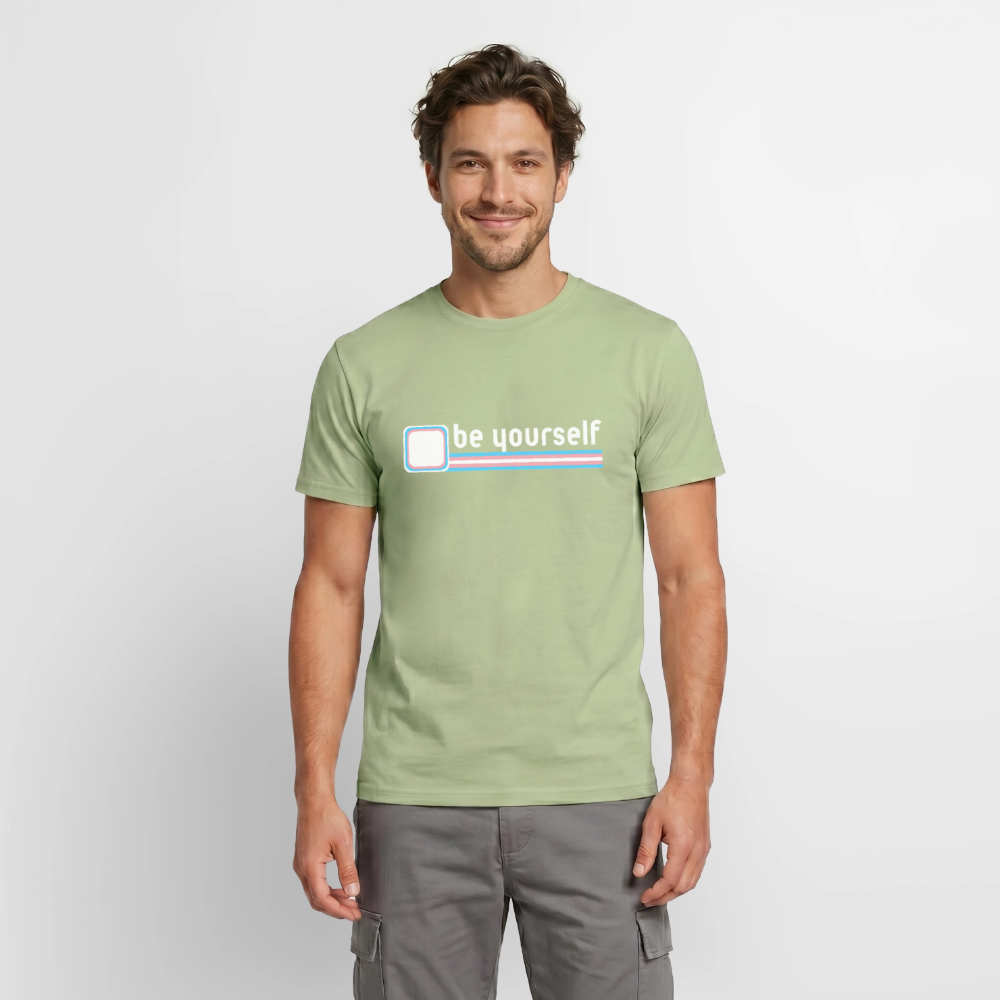 Präsentation des "be yourself" T-Shirts in Sage an einem männlichen Model. Das an eine Checkbox erinnernde Quadrat und die Trans-Flaggen-Farben machen dieses Outfit zum klaren Statement für Selbstakzeptanz in der queeren Community.
