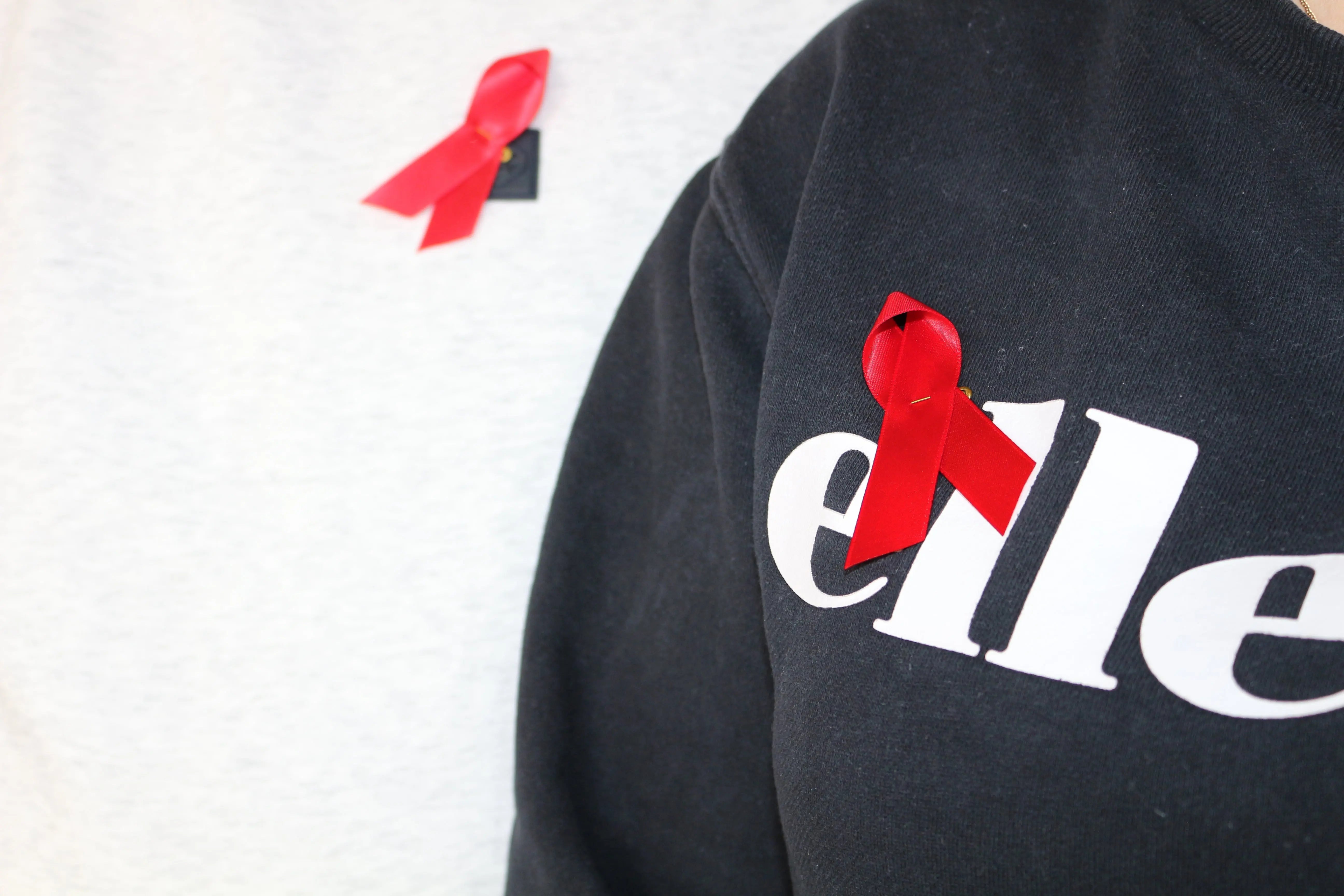 Rote Schleife HIV/AIDS (1 Stück) - PrideMerch.de - Team Behinderte im Queer Cities e.V.